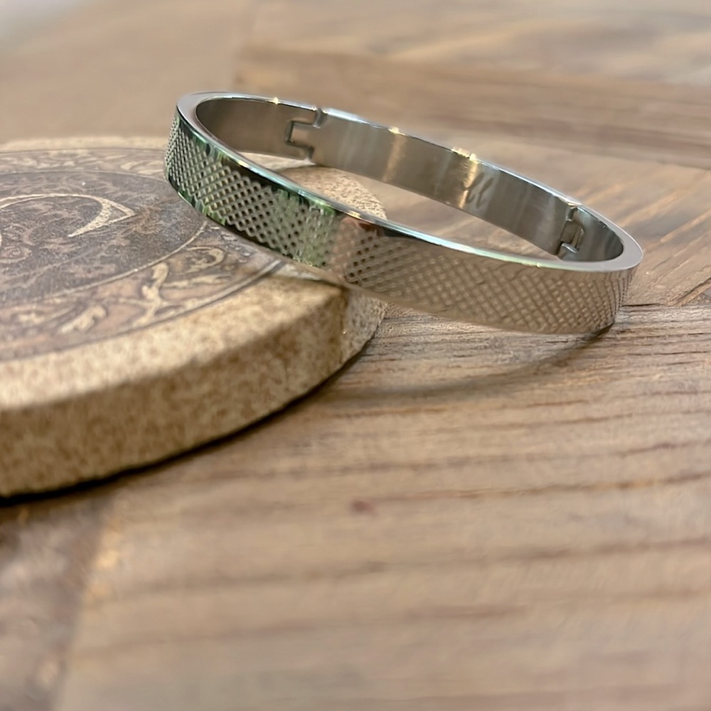 B.Tiff Simplicity Cross Hatch
Bangle Bracelet